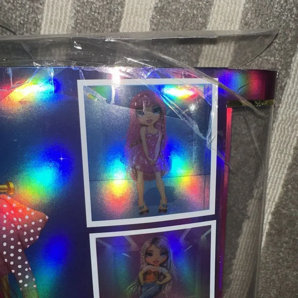MGA Rainbow High Avery Styles Fashion Studio Doll Playset 300+ Looks Damaged Box